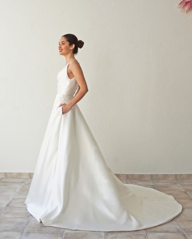 Vestido de Novia Línea A de Tirantes Escote y Espalada en V con Botonadura