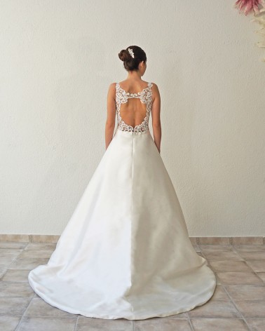Vestido de Novia de Corte Princesa en Mikado con Escote en Pico Profundo