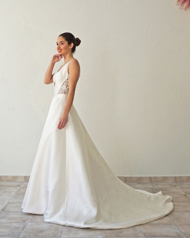 Vestido de Novia de Corte Princesa en Mikado con Escote en Pico Profundo