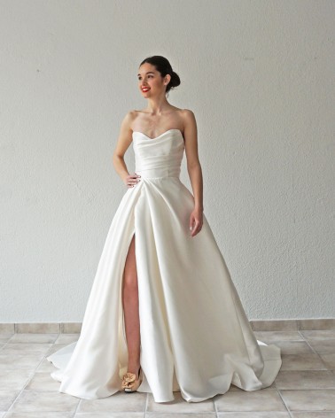 Vestido de Novia en Mikado con Escote Corazón y Raja Delantera