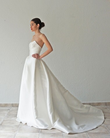 Vestido de Novia en Mikado con Escote Corazón y Raja Delantera