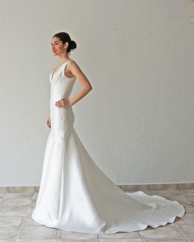 Vestido de Novia Sirena Exclusivo Escote en V Tirante Ancho y Botonadura en la Falda