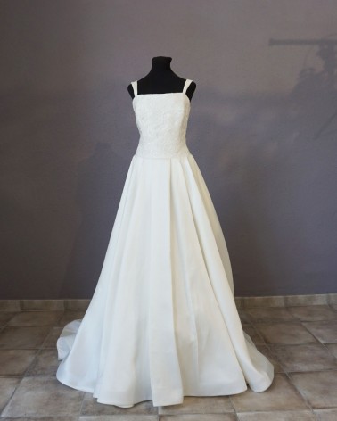 Vestido de Novia Línea A, escote cuadrado y tirantes, falda en Raso y cola amplia