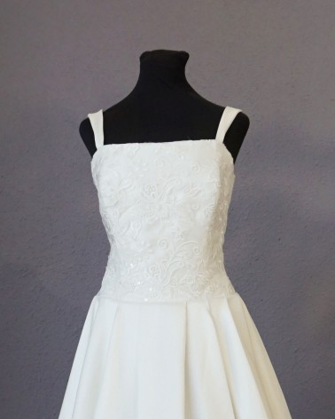Vestido de Novia Línea A, escote cuadrado y tirantes, falda en Raso y cola amplia
