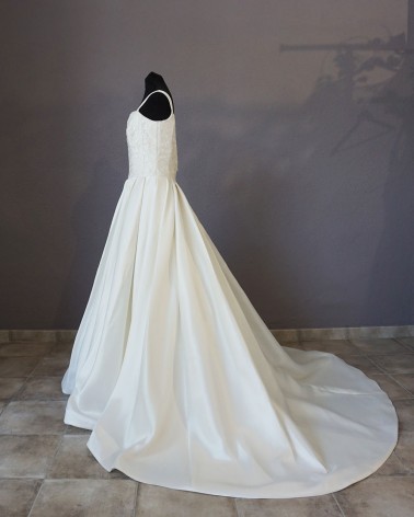 Vestido de Novia Línea A, escote cuadrado y tirantes, falda en Raso y cola amplia