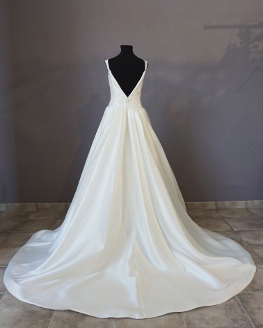 Vestido de Novia Línea A, escote cuadrado y tirantes, falda en Raso y cola amplia