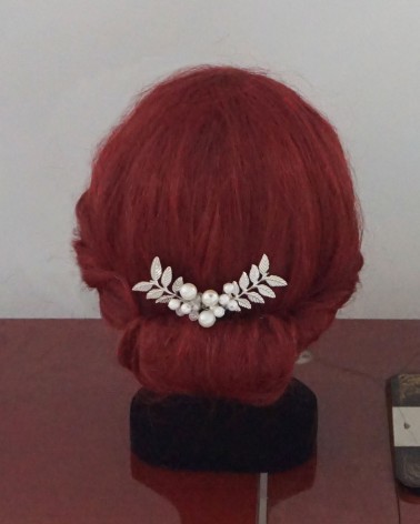 Peineta para novia en forma de v con hojas plateadas y perlas