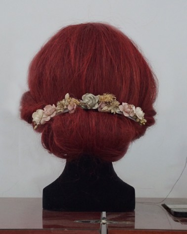 Tocado semicircular floral en tonos empolvados
