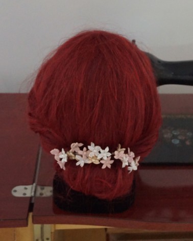 Tocado floral de margaritas pequeñas en tonos rosa y blanco