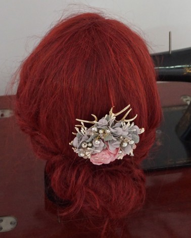 Peineta de flores en tonos morados y rosados con perlas decorativas