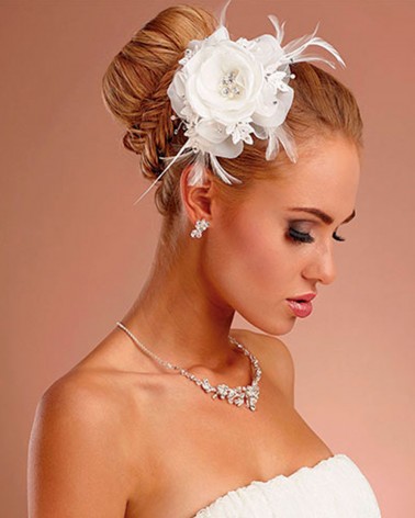 Tocado de novia con detalle floral