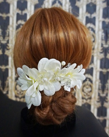 Tocado de novia de flores con detalles en amarillo