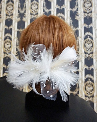 Tocado de novia con plumas extravagante