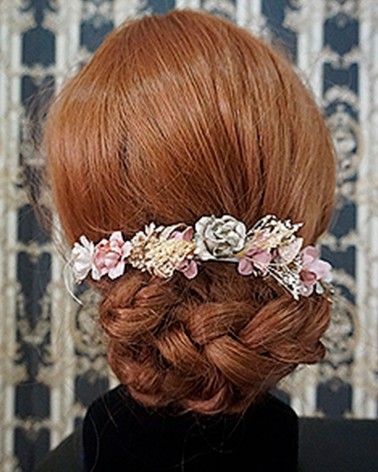 Tocado de novia floral con tonos pastel
