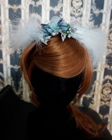 Corona floral con plumas en tonos celeste y blanco