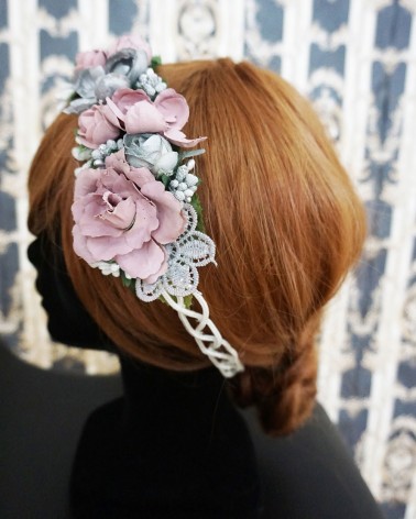 Diadema con flores en tonos morado pastel