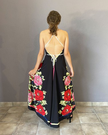Vestido largo negro de tirante cruzado en la espalda y estampado floral
