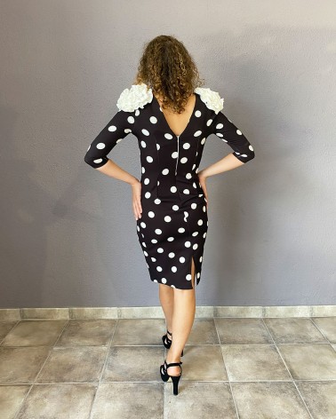 Vestido de color negro con lunares blanco midi