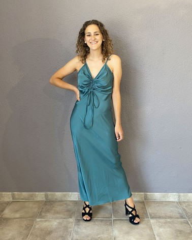 Vestido satinado azul verdoso con fruncido delantero