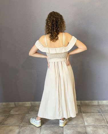 Vestido largo beige con hombros descubiertos y volante