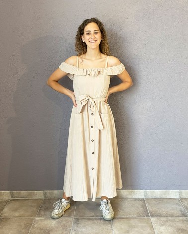 Vestido largo beige con hombros descubiertos y volante