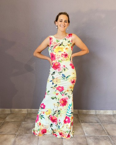 Vestido largo de punto con estampado floral sobre fondo amarillo pastel