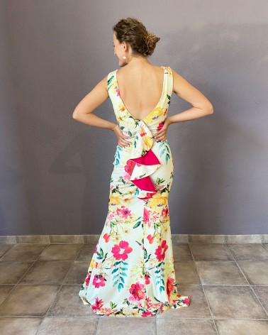 Vestido largo de punto con estampado floral sobre fondo amarillo pastel