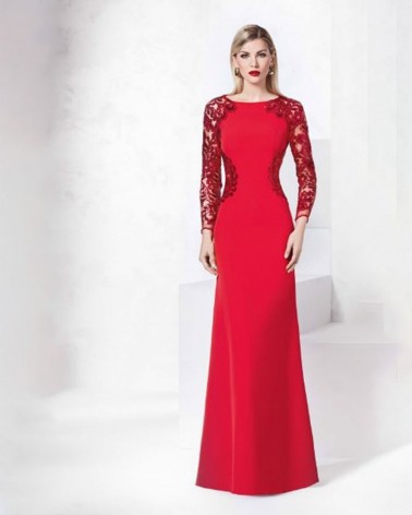 Vestido rojo de encaje con forma reloj de arena elegante