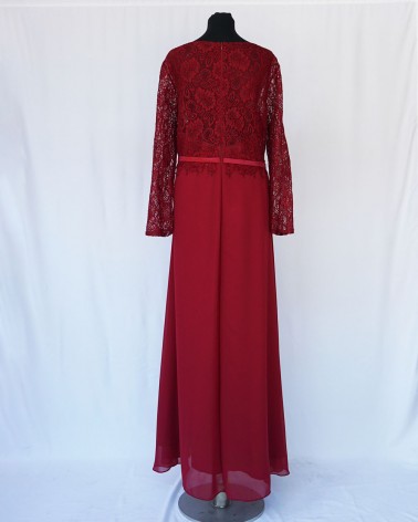 Vestido largo burdeos con cuerpo de encaje y manga larga