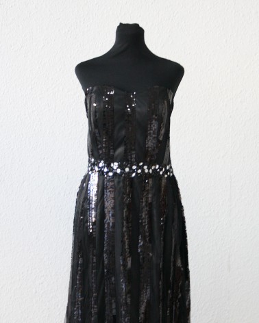 Vestido Largo Negro con Corsé y Detalles en Pedrería