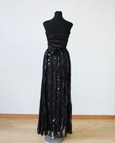 Vestido Largo Negro con Corsé y Detalles en Pedrería