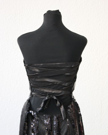 Vestido Largo Negro con Corsé y Detalles en Pedrería