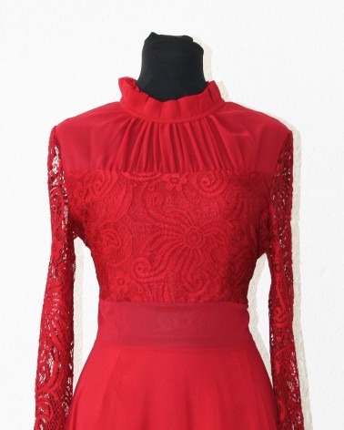 Vestido largo rojo de encaje cuello cerrado