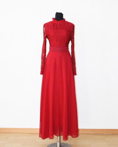 Vestido largo rojo de encaje cuello cerrado