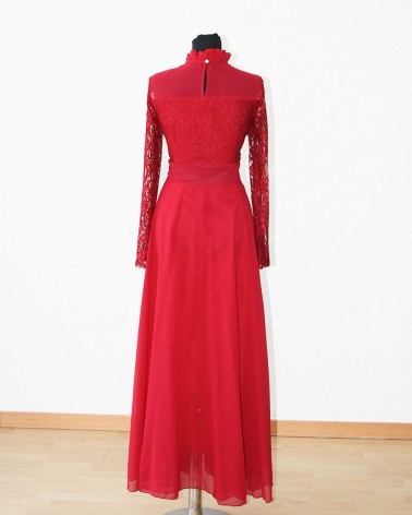 Vestido largo rojo de encaje cuello cerrado