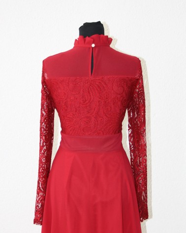 Vestido largo rojo de encaje cuello cerrado