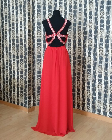 Vestido largo rojo con escote halter y espalda cruzada de pedrería