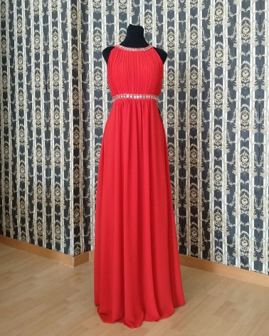 Vestido largo rojo con escote halter y espalda cruzada de pedrería