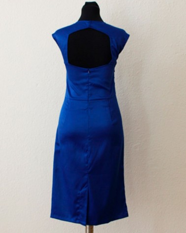 Vestido midi en raso azul cobalto con drapeado cruzado y escote corazón