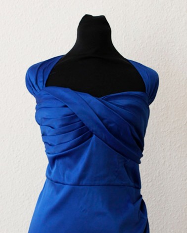 Vestido midi en raso azul cobalto con drapeado cruzado y escote corazón
