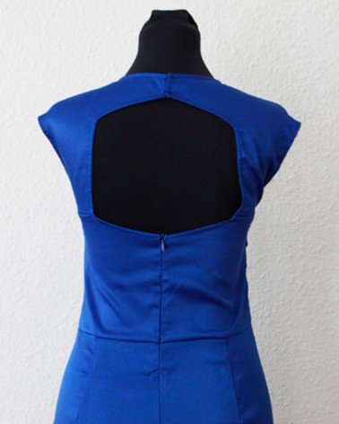 Vestido midi en raso azul cobalto con drapeado cruzado y escote corazón