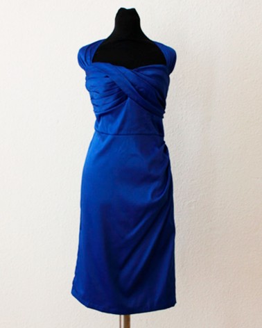 Vestido midi en raso azul cobalto con drapeado cruzado y escote corazón