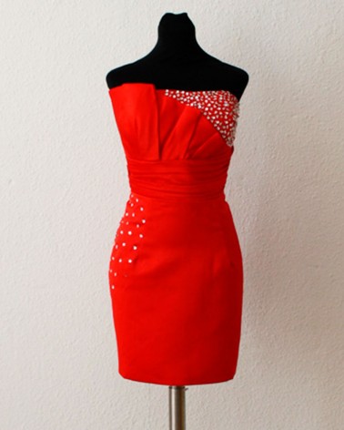 Vestido corto rojo con pedrería y escote palabra de honor