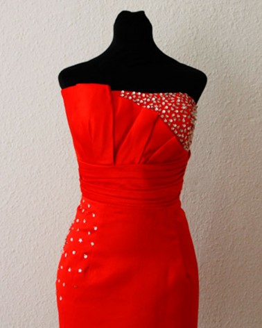 Vestido corto rojo con pedrería y escote palabra de honor