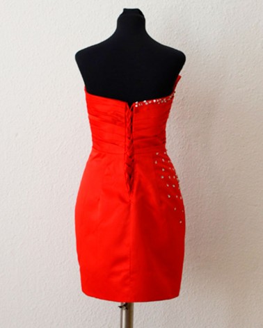 Vestido corto rojo con pedrería y escote palabra de honor