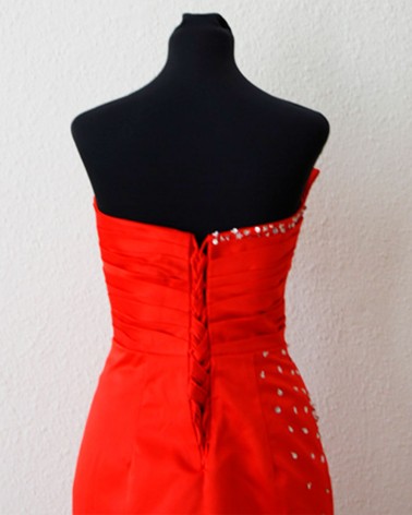 Vestido corto rojo con pedrería y escote palabra de honor