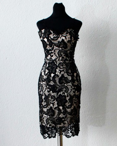 Vestido corto entallado de encaje negro con fondo nude