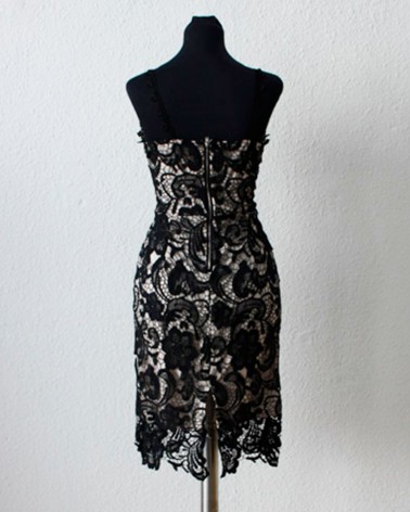 Vestido corto entallado de encaje negro con fondo nude