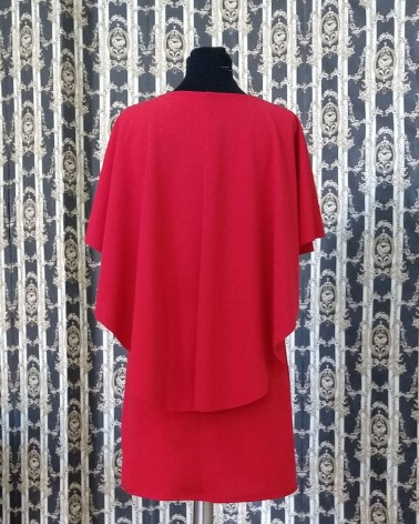 Vestido corto con capa en rojo cereza
