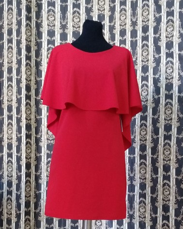 Vestido corto con capa en rojo cereza